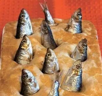 (图为:英国著名黑暗料理“仰望星空”···啊